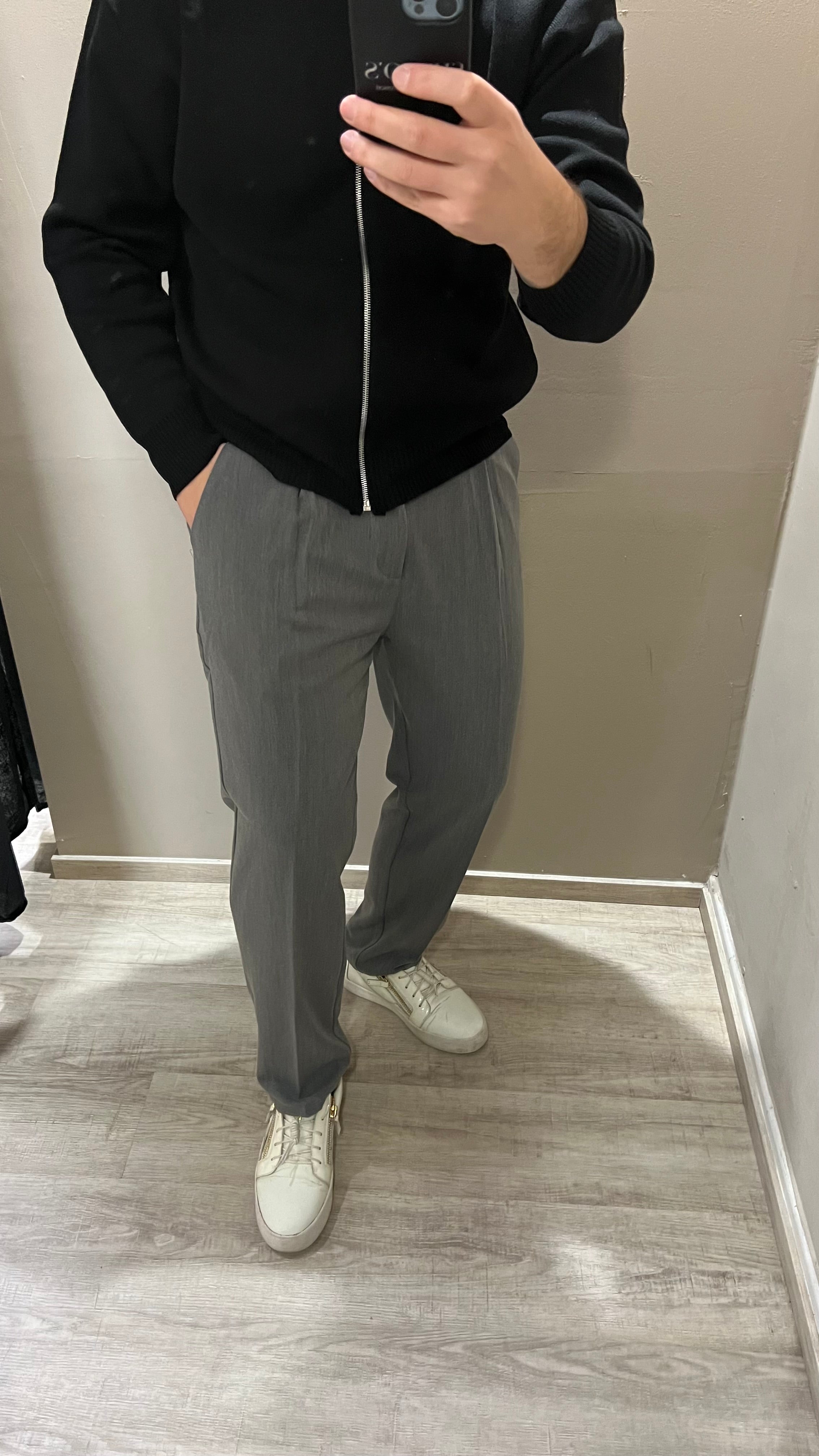 Pantalone relaxed fit con pieghe